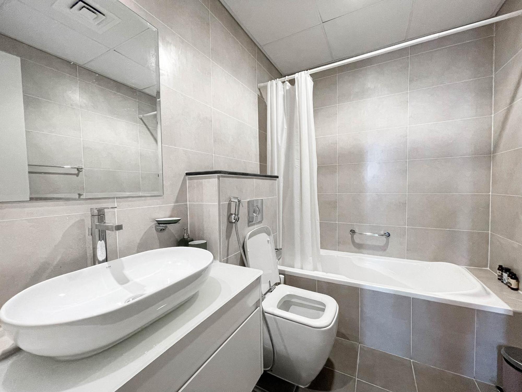 Stunning One Bedroom-apartment In Carson B Apartment Dubai
